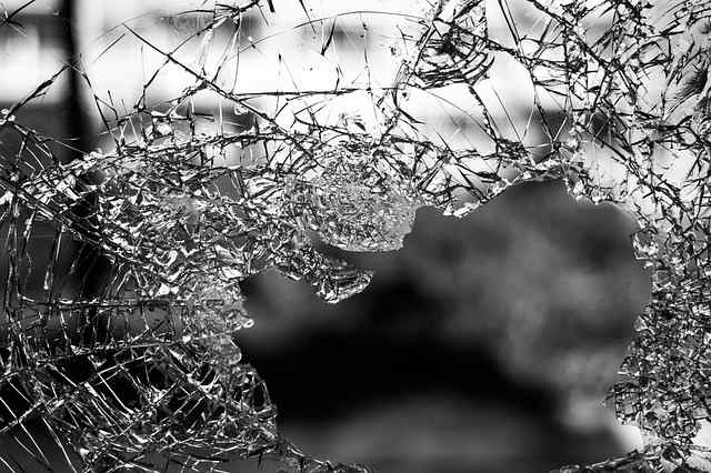Photo d'une vitre brisée par un adolescent perturbateur