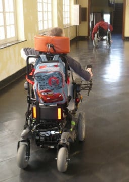 Polyhandicapé en voiturette électrique