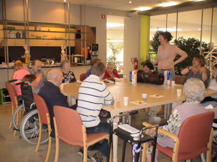 Goûter entre générations autour d'une table