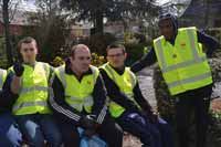 Pause pour les élèves pendant l'opération nettoyage