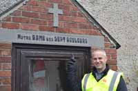 Mr David Mahiez pose devant la chapelle Notre-Dame des sept douleurs