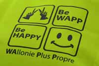 Inscription "Be WAPP Be HAPPY" sur le gilet fluorescent