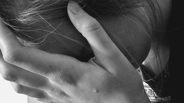 Photo d'une femme se tenant la tête dans les mains