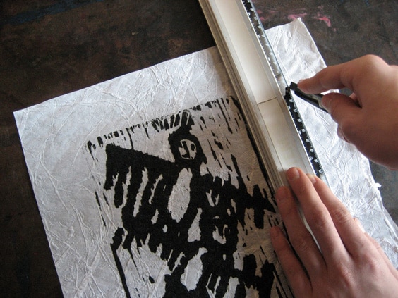 La gravure sur papier marouflé : Illustration d'une étape du déroulement de cours d'une fiche d'activité (fiche de cours) de l'atelier ART et différences destinée à l'enseignement spécialisé