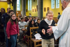 Une photo de la célébration de Noël 2016 du Saulchoir dans l'église de Kain-la-Tombe - École "Les Colibris"