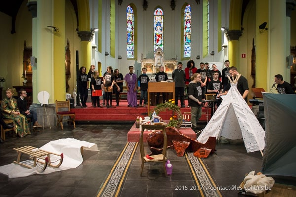 Une photo de la célébration de Noël 2016 du Saulchoir dans l'église de Kain-la-Tombe - École "Les Colibris"