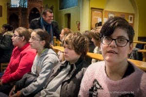 Une photo de la célébration de Noël 2016 du Saulchoir dans l'église de Kain-la-Tombe - École "Les Colibris"