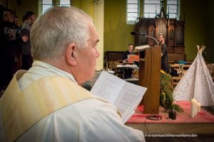 Une photo de la célébration de Noël 2016 du Saulchoir dans l'église de Kain-la-Tombe - École "Les Colibris"