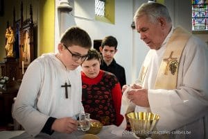 Une photo de la célébration de Noël 2016 du Saulchoir dans l'église de Kain-la-Tombe - École "Les Colibris"