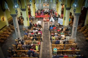 Une photo de la célébration de Noël 2016 du Saulchoir dans l'église de Kain-la-Tombe - École "Les Colibris"