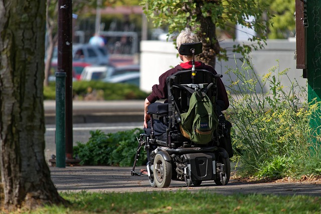 Personne en fauteuil roulant électrique.