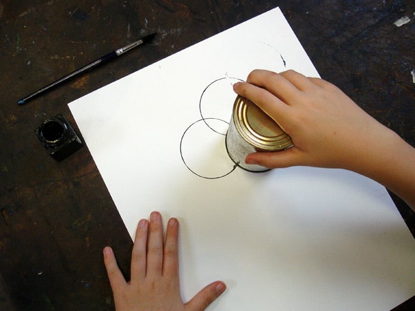 Les petites bulles de couleur : Illustration d'une étape du déroulement de cours d'une fiche d'activité (fiche de cours) de l'atelier ART et différences destinée à l'enseignement spécialisé