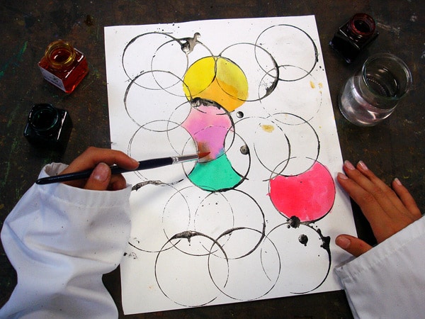Les petites bulles de couleur : Illustration d'une étape du déroulement de cours d'une fiche d'activité (fiche de cours) de l'atelier ART et différences destinée à l'enseignement spécialisé