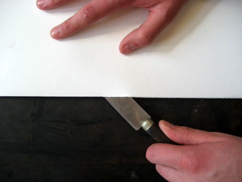 L'impression d'une gravure sur bois : Illustration d'une étape du déroulement de cours d'une fiche d'activité (fiche de cours) de l'atelier ART et différences destinée à l'enseignement spécialisé