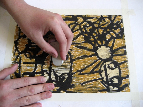 Pastels et gravure sur bois : Illustration d'une étape du déroulement de cours d'une fiche d'activité (fiche de cours) de l'atelier ART et différences destinée à l'enseignement spécialisé