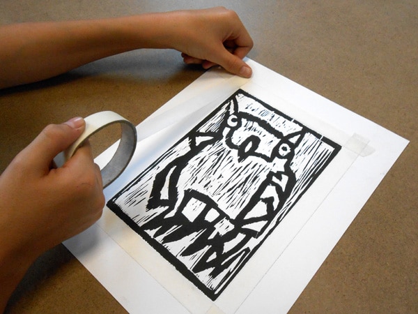 Encres sur gravure sur bois : Illustration d'une étape du déroulement de cours d'une fiche d'activité (fiche de cours) de l'atelier ART et différences destinée à l'enseignement spécialisé