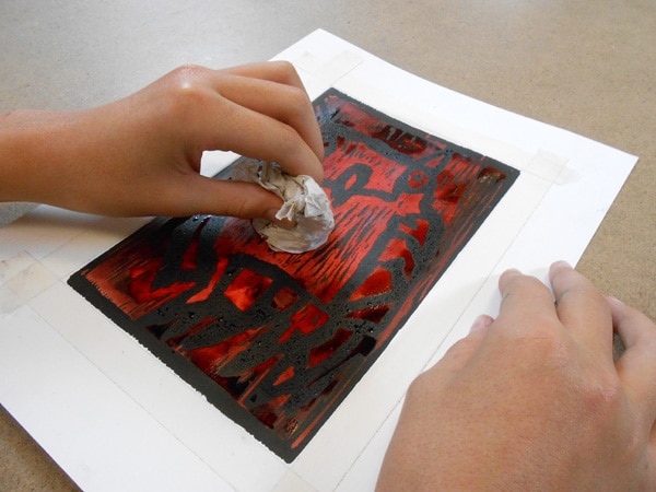 Encres sur gravure sur bois : Illustration d'une étape du déroulement de cours d'une fiche d'activité (fiche de cours) de l'atelier ART et différences destinée à l'enseignement spécialisé
