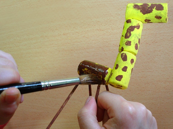 Les girafes en bouchon : Illustration d'une étape du déroulement de cours d'une fiche d'activité (fiche de cours) de l'atelier ART et différences destinée à l'enseignement spécialisé