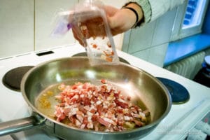 Préparation de la recette "Tagliatelles carbonara" lors d'un cours de cuisine au Saulchoir (Les Colibris)