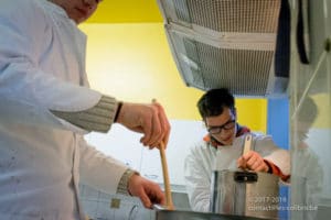 Préparation de la recette "Tagliatelles carbonara" lors d'un cours de cuisine au Saulchoir (Les Colibris)