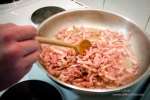 Préparation de la recette "Tagliatelles carbonara" lors d'un cours de cuisine au Saulchoir (Les Colibris)