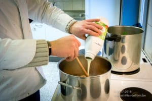 Préparation de la recette "Tagliatelles carbonara" lors d'un cours de cuisine au Saulchoir (Les Colibris)