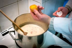 Préparation de la recette "Tagliatelles carbonara" lors d'un cours de cuisine au Saulchoir (Les Colibris)