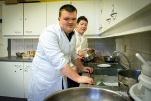 Préparation de la recette "Tagliatelles carbonara" lors d'un cours de cuisine au Saulchoir (Les Colibris)