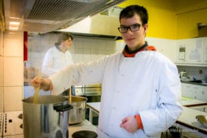 Préparation de la recette "Tagliatelles carbonara" lors d'un cours de cuisine au Saulchoir (Les Colibris)