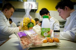 Préparation de la recette "Tagliatelles carbonara" lors d'un cours de cuisine au Saulchoir (Les Colibris)