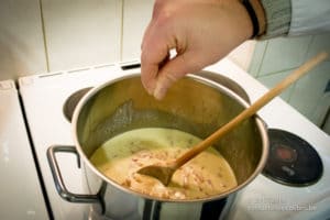 Préparation de la recette "Tagliatelles carbonara" lors d'un cours de cuisine au Saulchoir (Les Colibris)