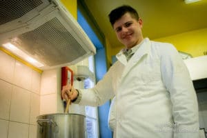 Préparation de la recette "Tagliatelles carbonara" lors d'un cours de cuisine au Saulchoir (Les Colibris)