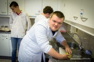 Préparation de la recette "Tagliatelles carbonara" lors d'un cours de cuisine au Saulchoir (Les Colibris)