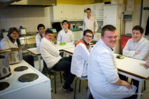 Préparation de la recette "Tagliatelles carbonara" lors d'un cours de cuisine au Saulchoir (Les Colibris)