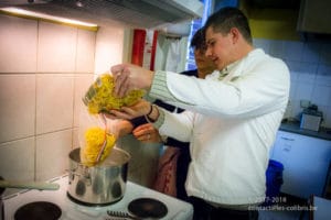 Préparation de la recette "Tagliatelles carbonara" lors d'un cours de cuisine au Saulchoir (Les Colibris)