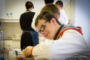 Préparation de la recette "Tagliatelles carbonara" lors d'un cours de cuisine au Saulchoir (Les Colibris)