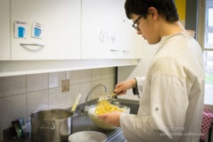 Préparation de la recette "Tagliatelles carbonara" lors d'un cours de cuisine au Saulchoir (Les Colibris)