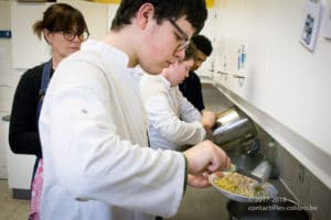 Préparation de la recette "Tagliatelles carbonara" lors d'un cours de cuisine au Saulchoir (Les Colibris)