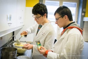 Préparation de la recette "Tagliatelles carbonara" lors d'un cours de cuisine au Saulchoir (Les Colibris)