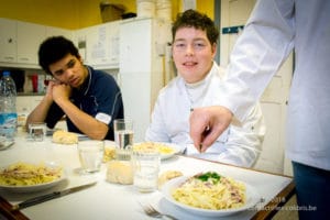 Préparation de la recette "Tagliatelles carbonara" lors d'un cours de cuisine au Saulchoir (Les Colibris)