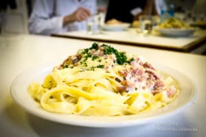 Préparation de la recette "Tagliatelles carbonara" lors d'un cours de cuisine au Saulchoir (Les Colibris)