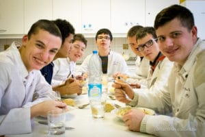 Préparation de la recette "Tagliatelles carbonara" lors d'un cours de cuisine au Saulchoir (Les Colibris)