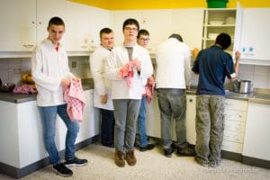 Préparation de la recette "Tagliatelles carbonara" lors d'un cours de cuisine au Saulchoir (Les Colibris)