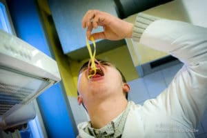 Préparation de la recette "Tagliatelles carbonara" lors d'un cours de cuisine au Saulchoir (Les Colibris)