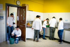 Préparation de la recette "Tagliatelles carbonara" lors d'un cours de cuisine au Saulchoir (Les Colibris)