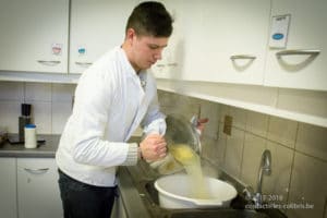 Préparation de la recette "Tagliatelles carbonara" lors d'un cours de cuisine au Saulchoir (Les Colibris)