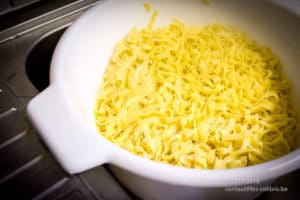 Préparation de la recette "Tagliatelles carbonara" lors d'un cours de cuisine au Saulchoir (Les Colibris)