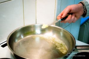 Préparation de la recette "Tagliatelles carbonara" lors d'un cours de cuisine au Saulchoir (Les Colibris)