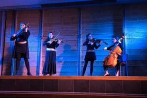 Une photo de la sortie du Carrick et du Saulchoir au concert du Quatuor Akhtamar au Musée de la Tapisserie à Tournai - Les Colibris